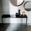 Consola Slim dos patas cristal de Sovet Italia. Consola de pared diseñada con 2 patas.