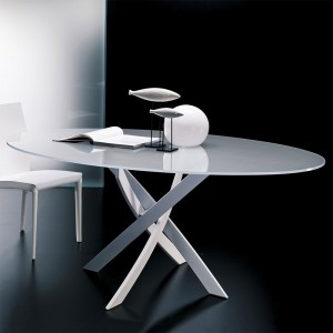 Mesa Barone Ovalada de Bontempi. Mesas con sobre de cristal de diseño italiano.