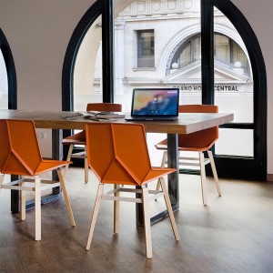Silla de madera Green Colors wood de Mobles 114. Sillas modernas de comedor.