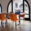 Silla de madera Green Colors wood de Mobles 114. Sillas modernas de comedor.