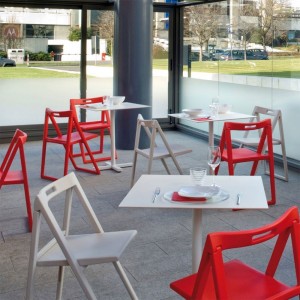 Silla Enjoy 460 de Pedrali. Sillas de diseño. Sillas plegables para terrazas.