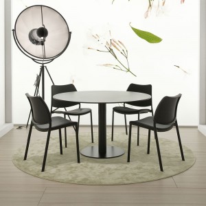 Silla Gas Negra Tapizada de Stua. Excelente silla para usar en oficina.