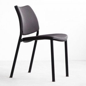 Silla Gas Negra Tapizada de Stua. Excelente silla para usar en oficina.