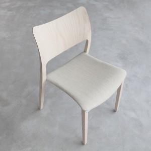 Silla Laclasica tapizada de Stua. Excelente silla para el hogar o espacios contract.