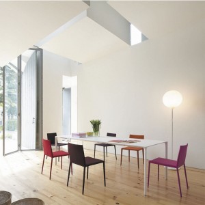 Mesa Nuur rectangular Arper. Mesas de diseño para oficinas y hogar.