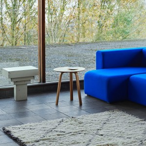 Mesa auxiliar Bella Coffee de Hay en madera para salones modernos.
