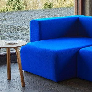 Mesa auxiliar Bella Coffee de Hay en madera para salones modernos.