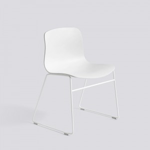 Silla AAC 08 de acero y polipropileno de Hay ideal para espacios modernos.