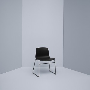 Silla AAC 08 de acero y polipropileno de Hay ideal para espacios modernos.