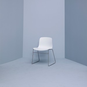Silla AAC 08 de acero y polipropileno de Hay ideal para espacios modernos.