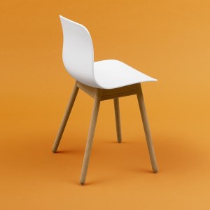 Silla AAC 12 de madera y polipropileno de HAY ideal para espacios exclusivos.