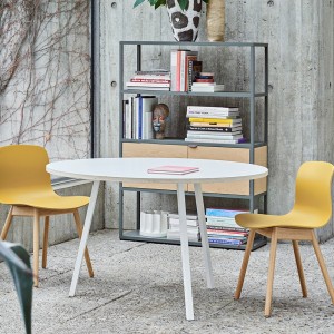 Silla AAC 12 de madera y polipropileno de HAY ideal para espacios exclusivos.