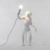 Lámpara de pie de resina Monkey Standing color blanco de Seletti para interior o exterior
