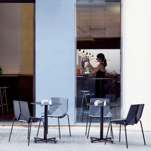 Mesa Oxi bistrot Mobles 114. Mesa original ideal para jardín o salones.