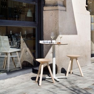 Mesa Oxi bistrot Mobles 114. Mesa original ideal para jardín o salones.