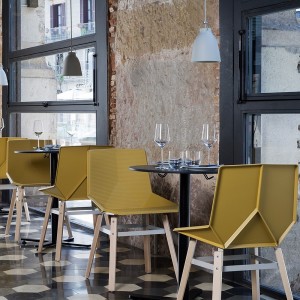 Silla de madera Green Colors wood de Mobles 114. Sillas modernas de comedor.