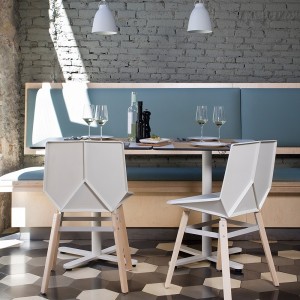 Silla de madera Green Colors wood de Mobles 114. Sillas modernas de comedor.