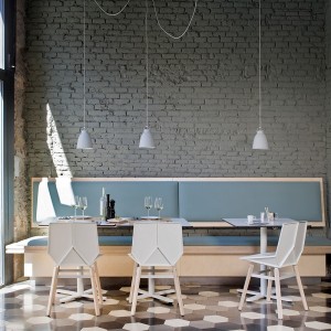 Silla de madera Green Colors wood de Mobles 114. Sillas modernas de comedor.