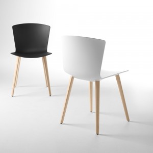 Silla Slam con patas de madera para instalaciones. Sillas de diseño moderno.