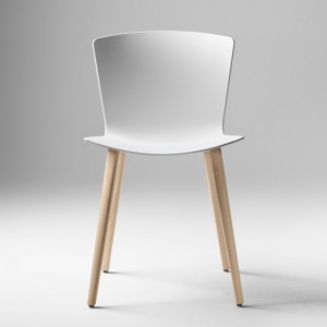 Silla Slam con patas de madera para instalaciones. Sillas de diseño moderno.