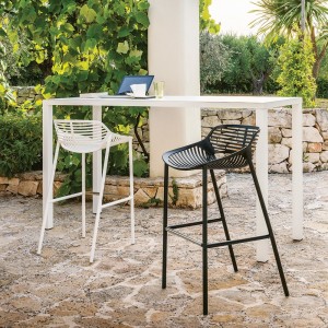 Mesa alta Easy de Fast. Mesas diseñadas por Fast ideal para exteriores.