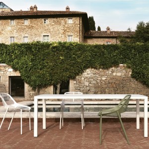 Mesa rectangular Easy de Fast.Diseño moderno y elegante para exteriores de Fast.