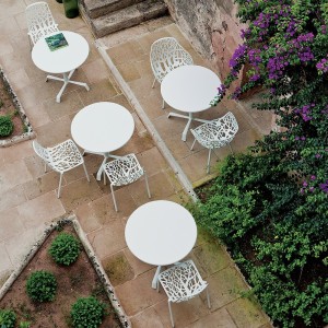Silla Forest de diseño moderno y elegante de Fast. Sillas metálicas para exteriores.