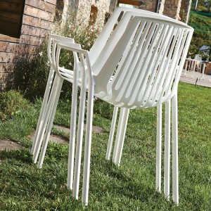 Sillón Rion de Fast. Sillones cómodos y elegantes perfecto para espacios exteriores de Fast.