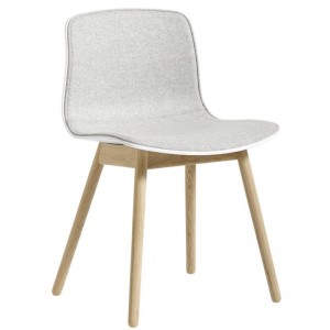 Silla AAC 13 tapizada de Hay, estilo nórdico y asiento tapizado para comedor.