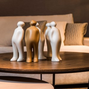 Escultura cerámica The Visitor small de Gardeco. Escultura decorar salón