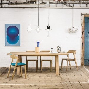 Mesa Stelvio de Ton. Mesas de diseño moderno. Mesas de comedor en madera.