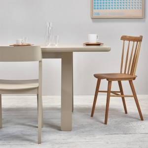 Silla Ironica 035 madera de Ton. Sillas restaurantes, de variados interiores.