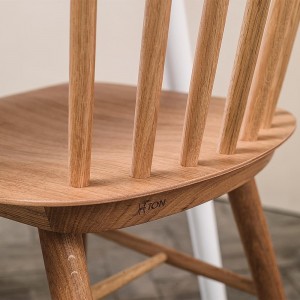 Silla Ironica 035 madera de Ton. Sillas restaurantes, de variados interiores.