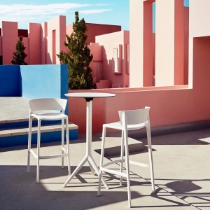Sillas color blanco para exterior modelo Africa de Vondom 