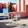 Sillas color blanco para exterior modelo Africa de Vondom 