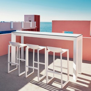 Tres taburetes blancos modelo Wall Street de Vondom 