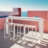 Tres taburetes blancos modelo Wall Street de Vondom 