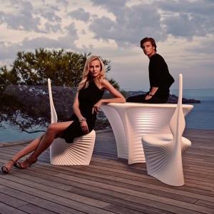 Mesa con sillas para exterior color blanco de Vondom modelo Biophilia