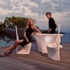 Mesa con sillas para exterior color blanco de Vondom modelo Biophilia
