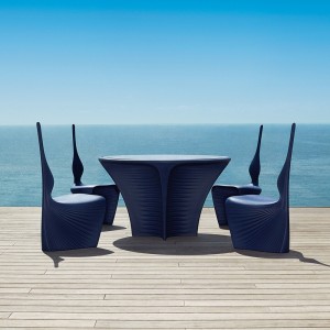 mesa con cuatro sillas color azul de Vondom modelo Biophilia