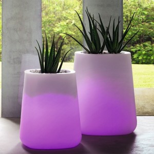 macetertos balncos con luz modelo Ulm Cuadrada alta de Vondom 