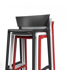 Taburetes color negro blanco y rojo modelo Africa de Vondom 
