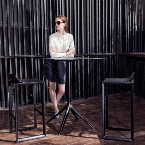 Taburete para exterior modelo Wall Street color negro de Vondom 
