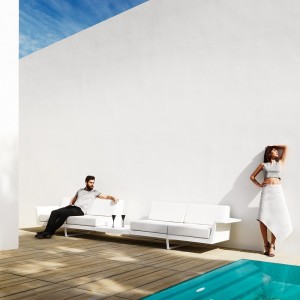 Sofá 4 plazas + Mesa Delta Diseñado por Vondom para Espacios Abiertos