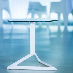 Mesa auxiliar Delta de Vondom. Muebles y complementos de exterior.