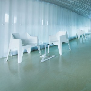 Mesa auxiliar Delta de Vondom. Muebles y complementos de exterior.