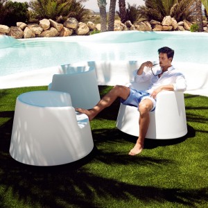 Sillón bajo Roulette Fabricado en Resina con Acabado Mate o Lacado