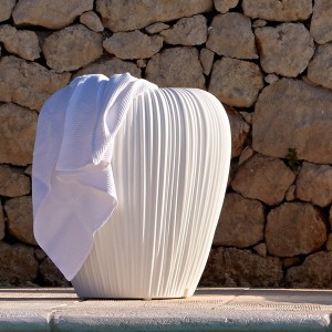 Macetero Skin. Diseño elegante ideal para jardines y terrazas de Myyour.