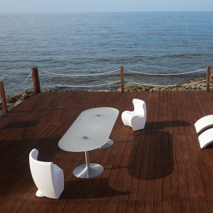 Silla Rhonda de Myyour. Silla ancha en polietileno ideal para jardines.