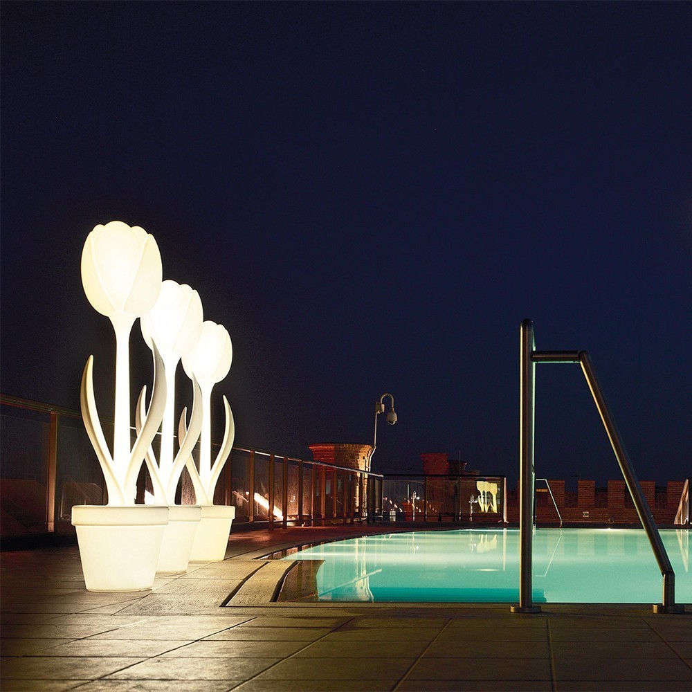Tulip XL luz de Myyour. Lámpara de pie ideal para ambientes de exteriores.
